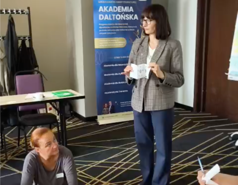 Joanna Waszak trenerka edukacji daltońskiej podczas zajęć na Akademii Daltońskiej